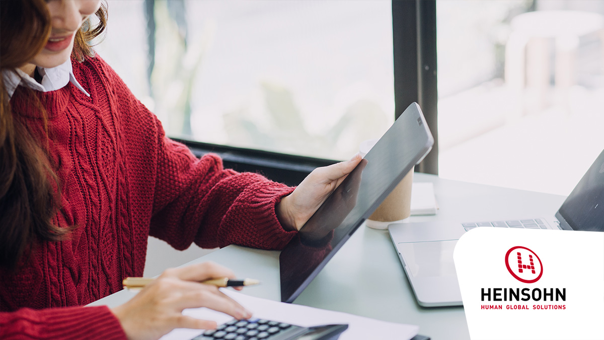 Equidad laborar: ¿Cómo aplicarla? Foto empresario y equipo analizando estado financiero tarea de finanzas con teléfono